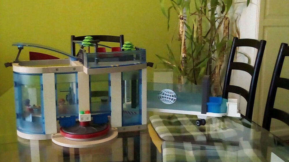 Playmobil a&eacute;roport + passerelle d'embarquement Jeux / jouets