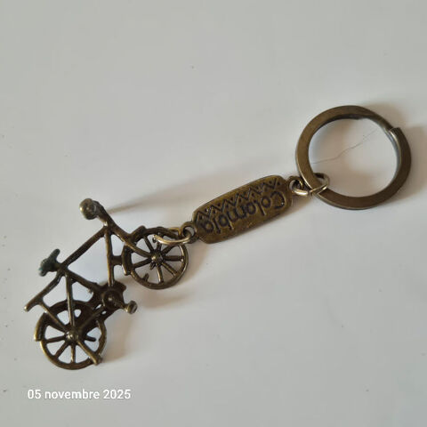 Porte clefs souvenir avec un v�lo de Colombie, en fonte 2 Saumur (49)