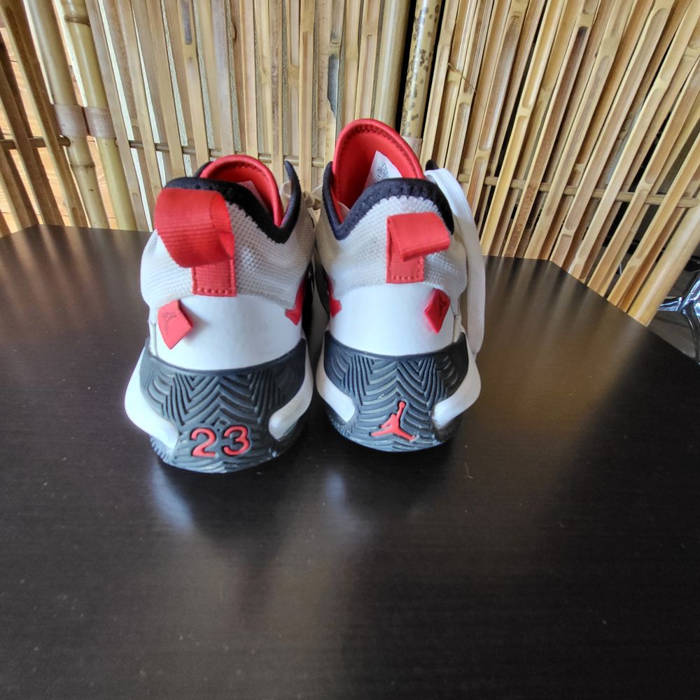 Baskets Nike Jordan Stay Loyal 2 T.39 blanches Tr&egrave;s bon &eacute;tat Chaussures