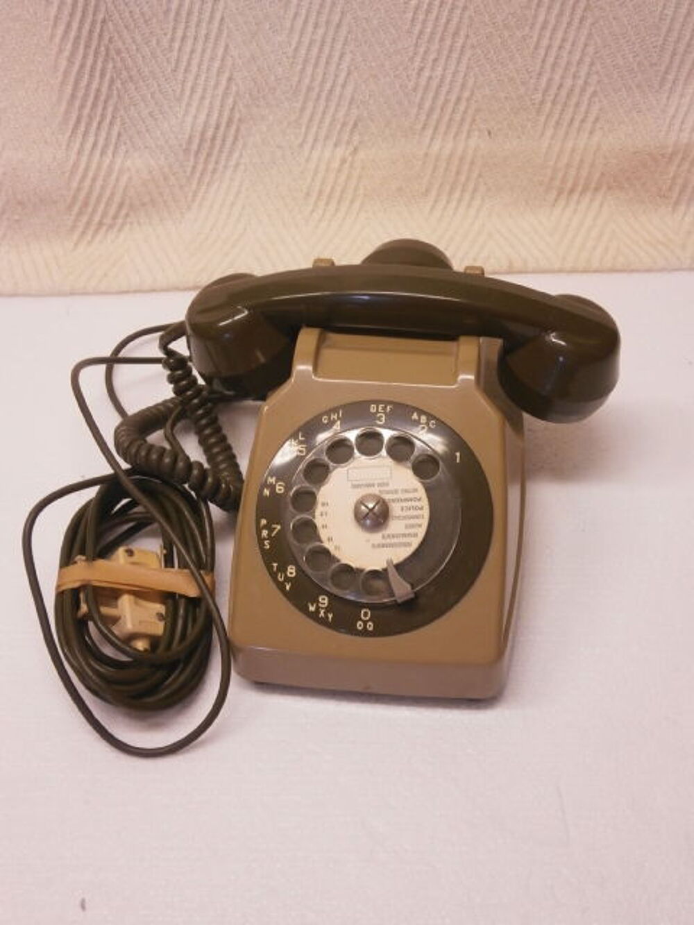 T&eacute;l&eacute;phone de collection S63 vert kaki &agrave; cadran avec son &eacute;cou 