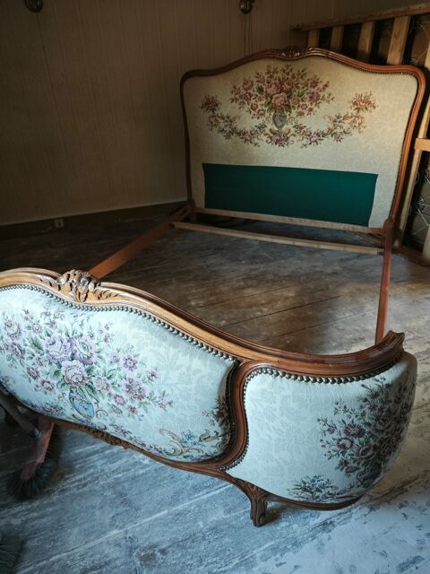 Lit ancien bois sculpt� et tissu fleuri 100 Saint-M�me-le-Tenu (44)