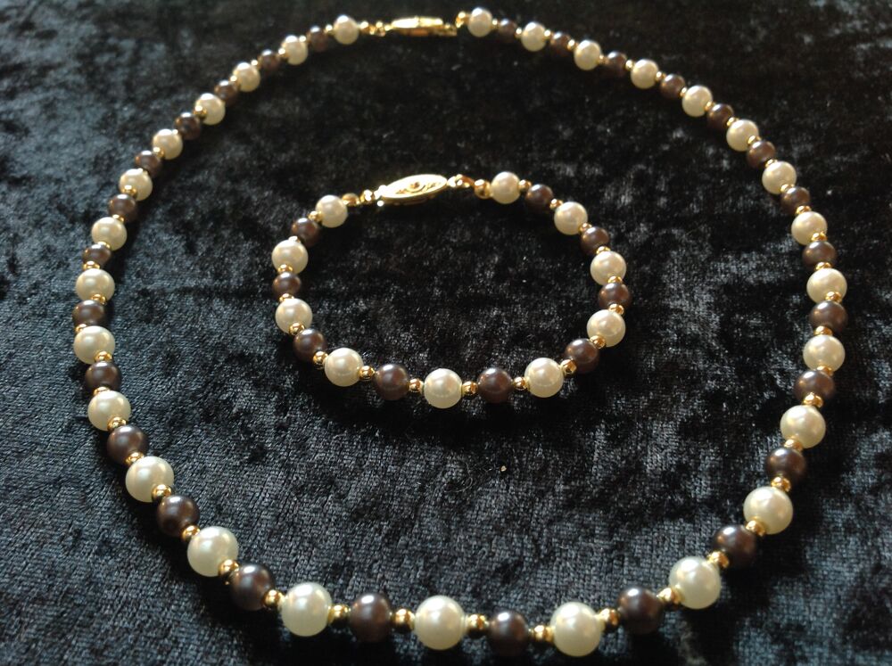 PARURE COLLIER BRACELET PERLES BLANCHE GRISE Envoi Possible
Bijoux et montres
