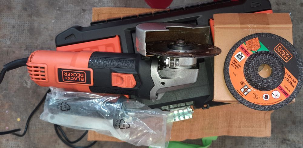 Une meuleuse de 900w Bricolage