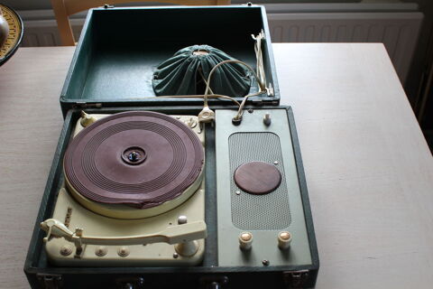 Tourne disque des années 50 0 L'Aigle (61)