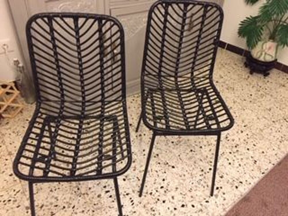 4 chaises noires &agrave; 2 design diff&eacute;rents Meubles