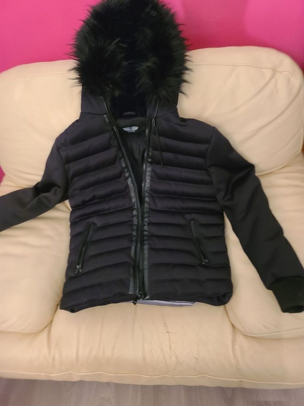 Doudoune / Blouson noir avec capuche fourrure Vêtements