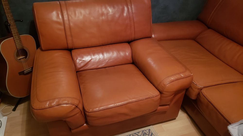 Canap&eacute; et 2 fauteuils en cuir. Meubles