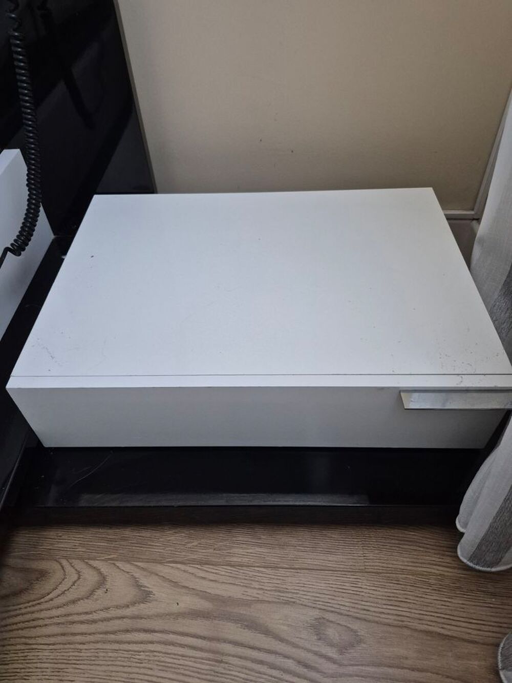 ce lit double en bois avec structure noire et blanc Meubles