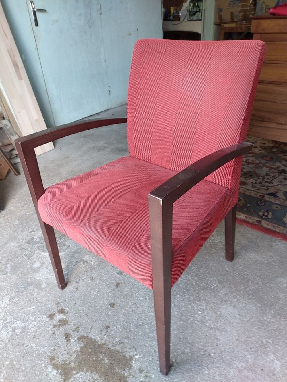 fauteuil en bon &eacute;tat, couleur bordeaux. Meubles