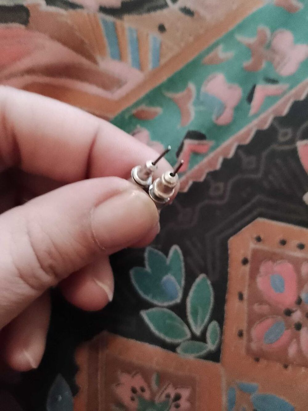 boucles d'oreilles translucides sur m&eacute;tal argent&eacute;. Bijoux et montres