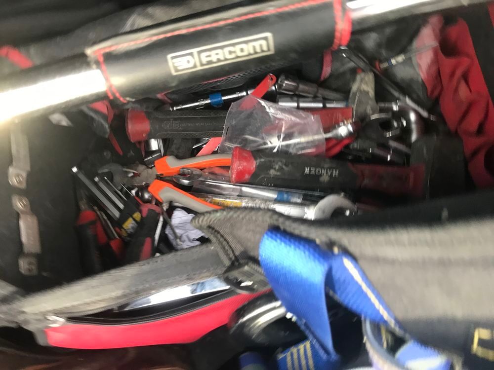 outils divers cl&eacute;s scie &agrave; m&eacute;taux avec caisse Bricolage
