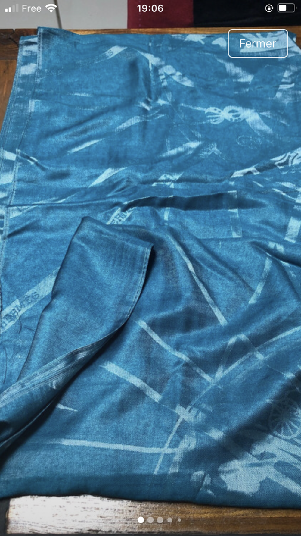 Foulard Herm&egrave;s 
50% soif et 50% coton 
En parfait &eacute;tat Maroquinerie