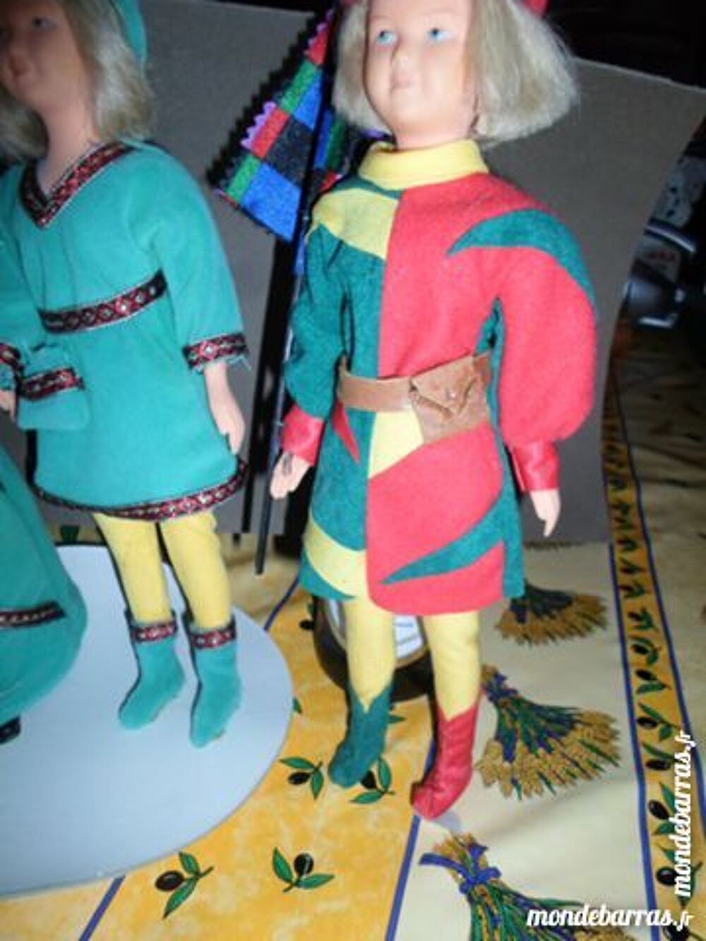 3 figurines m&eacute;di&eacute;vales en habit du moyen &acirc;ge 