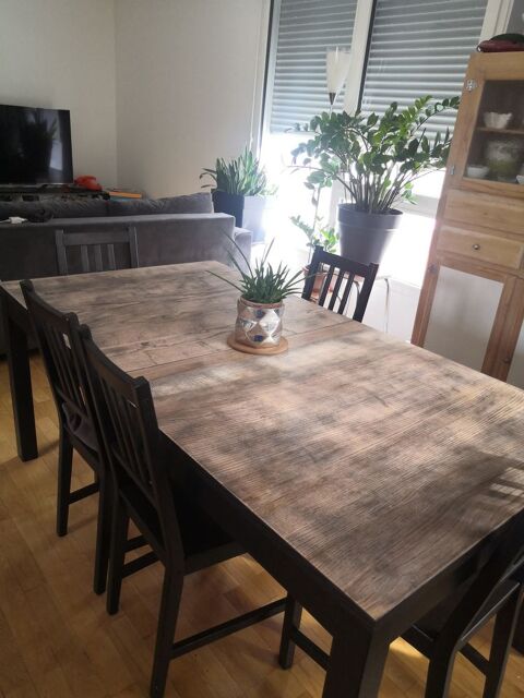 Grande table et 6 chaises.  100 Saint-Denis (93)
