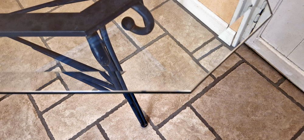 Table, plateau en verre biseaut&eacute; et armature en fer forg&eacute;
Meubles