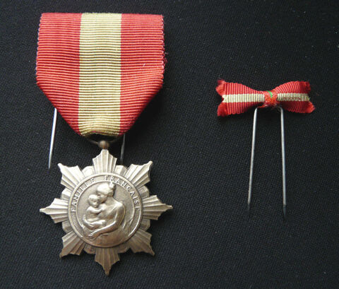 M�daille Civile Famille Fran�aise, avec sa bo�te et �pingle 12 Gravelines (59)