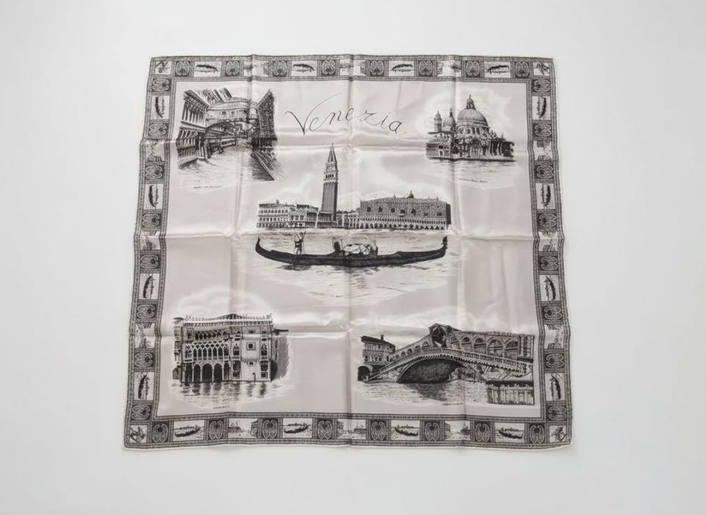 Foulard en soie motif Venise vintage &Eacute;tat impeccable Vêtements