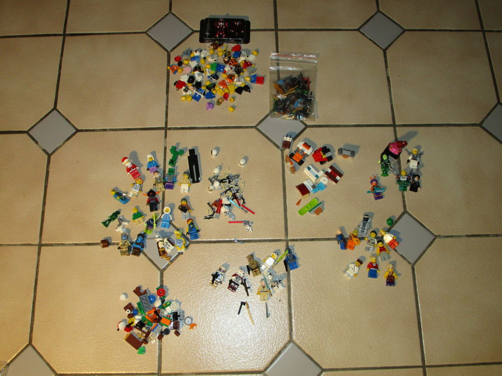 LOT LEGO FIGURINES STAR WARS + DIVERS+ ACCESSOIRES Jeux / jouets