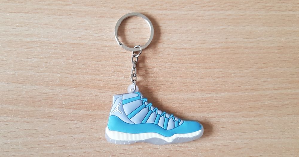 Porte cl&eacute;
Basket sneakers jordan
Bleu blanc gris transparent 