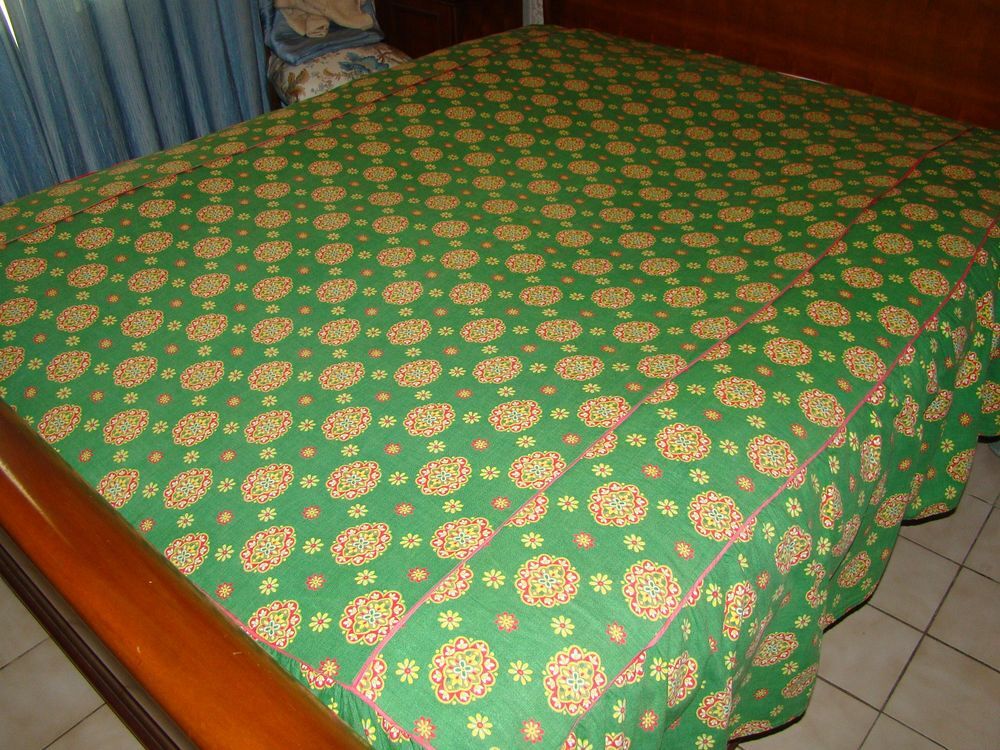 Dessus de lit / Couvre-lit en 140 x 190 vintage ann&eacute;es 1960
Décoration