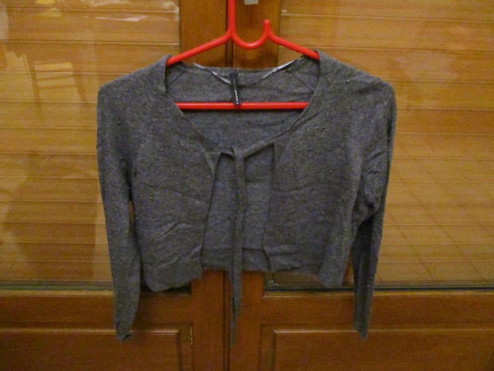 lot de pulls gris et un haut marron Vêtements