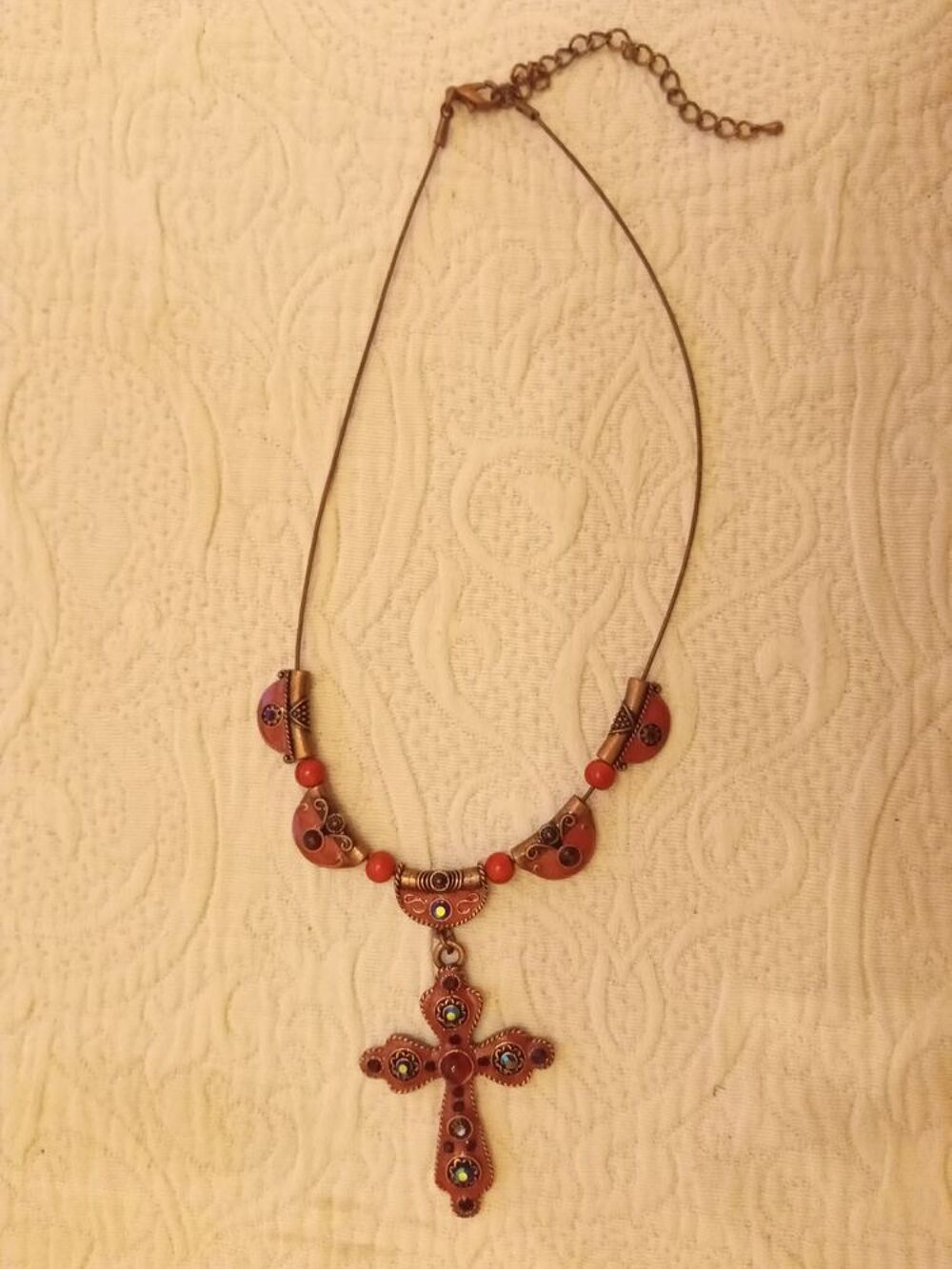Collier pendentif croix &eacute;mail et strass rouge Bijoux et montres