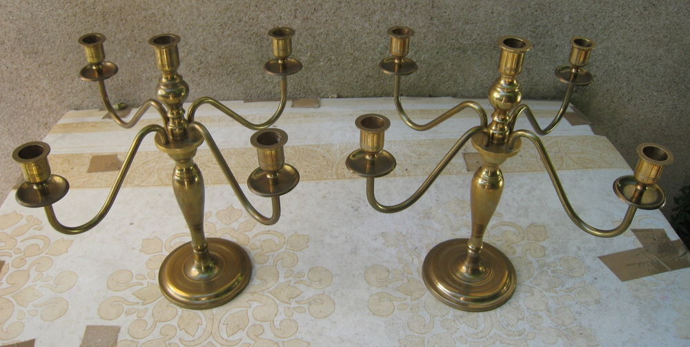 Une paire de cand&eacute;labres Décoration
