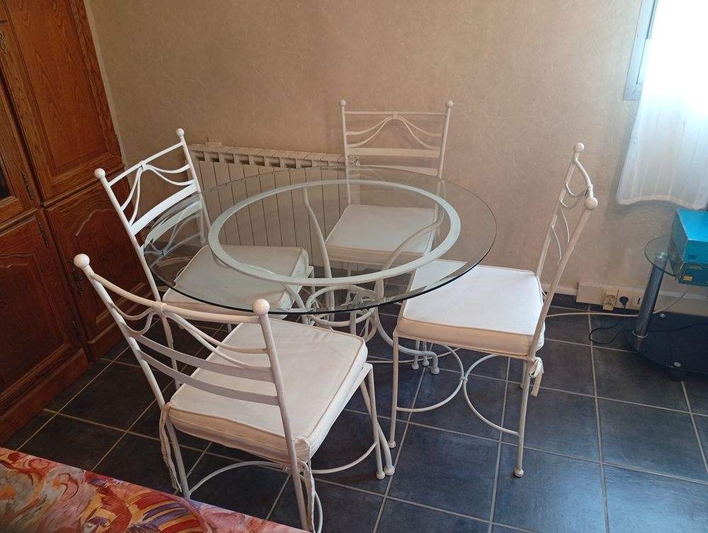Table et ses 4 chaises Meubles