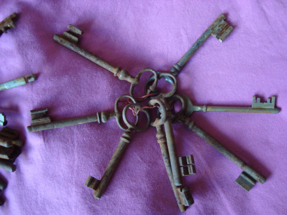 Cl&eacute;s anciennes de porte ,placard.. 