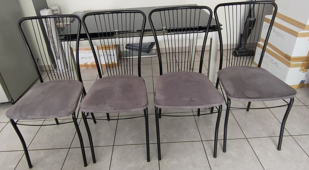table en verre tremp&eacute; noir avec 4 chaises Meubles