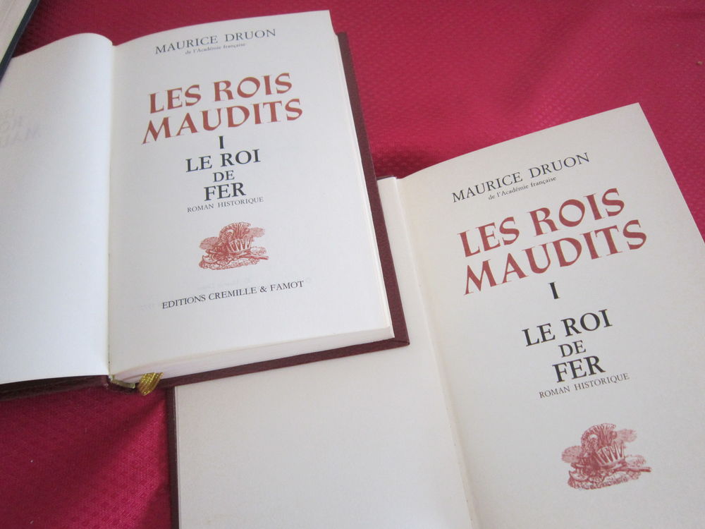 Collection de deux (2) livres munis d'une couverture rouge Livres et BD