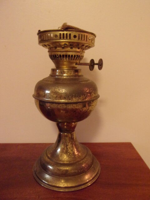 Ancien pied de lampe  ptrole. 5 Champagnole (39)