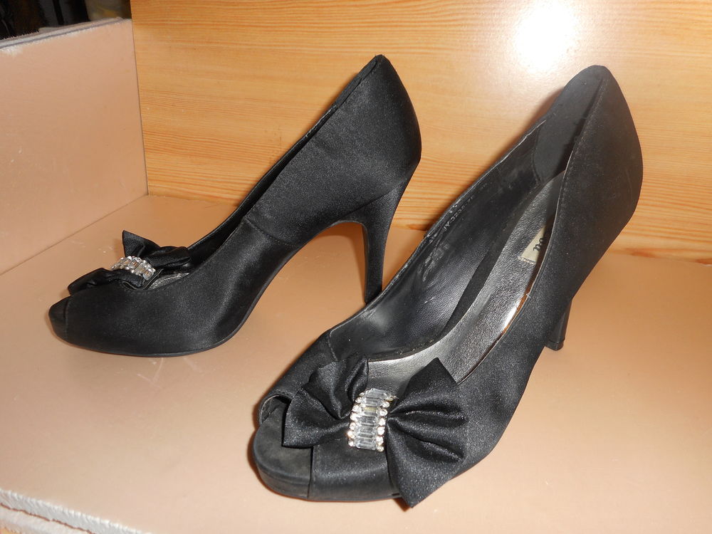 Chaussures femme a talons neuves. P 38 Chaussures