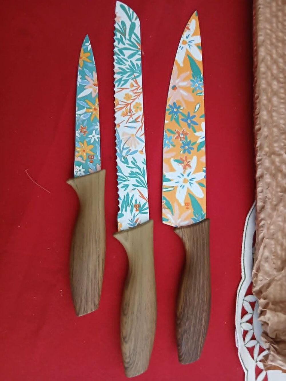  Trois couteaux fleuris + un couteau &eacute;lectrique neufs N&deg;1470 Electroménager