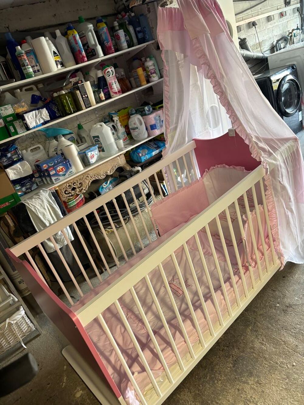 Lit de princesse rose et blanc fille avec voile superbe &eacute;tat Mobilier enfants