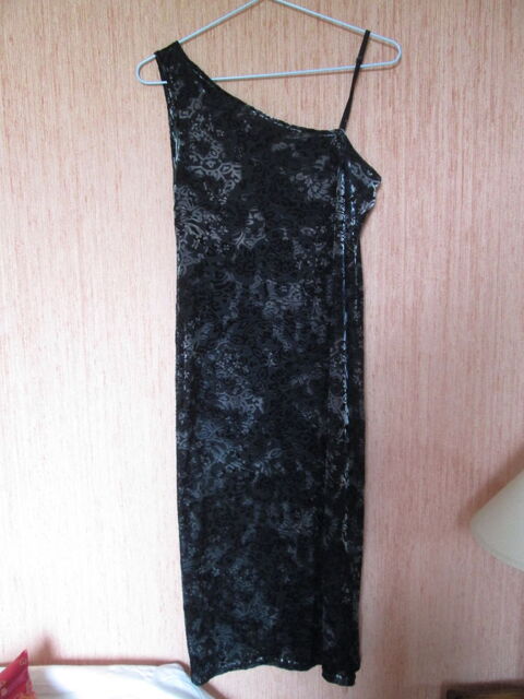 Robe à bretelle noire reflets argentés 10 Herblay (95)