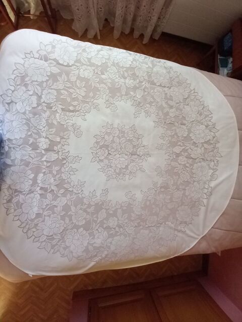 Nappe ronde en dentelle crme 15 Villiers (86)