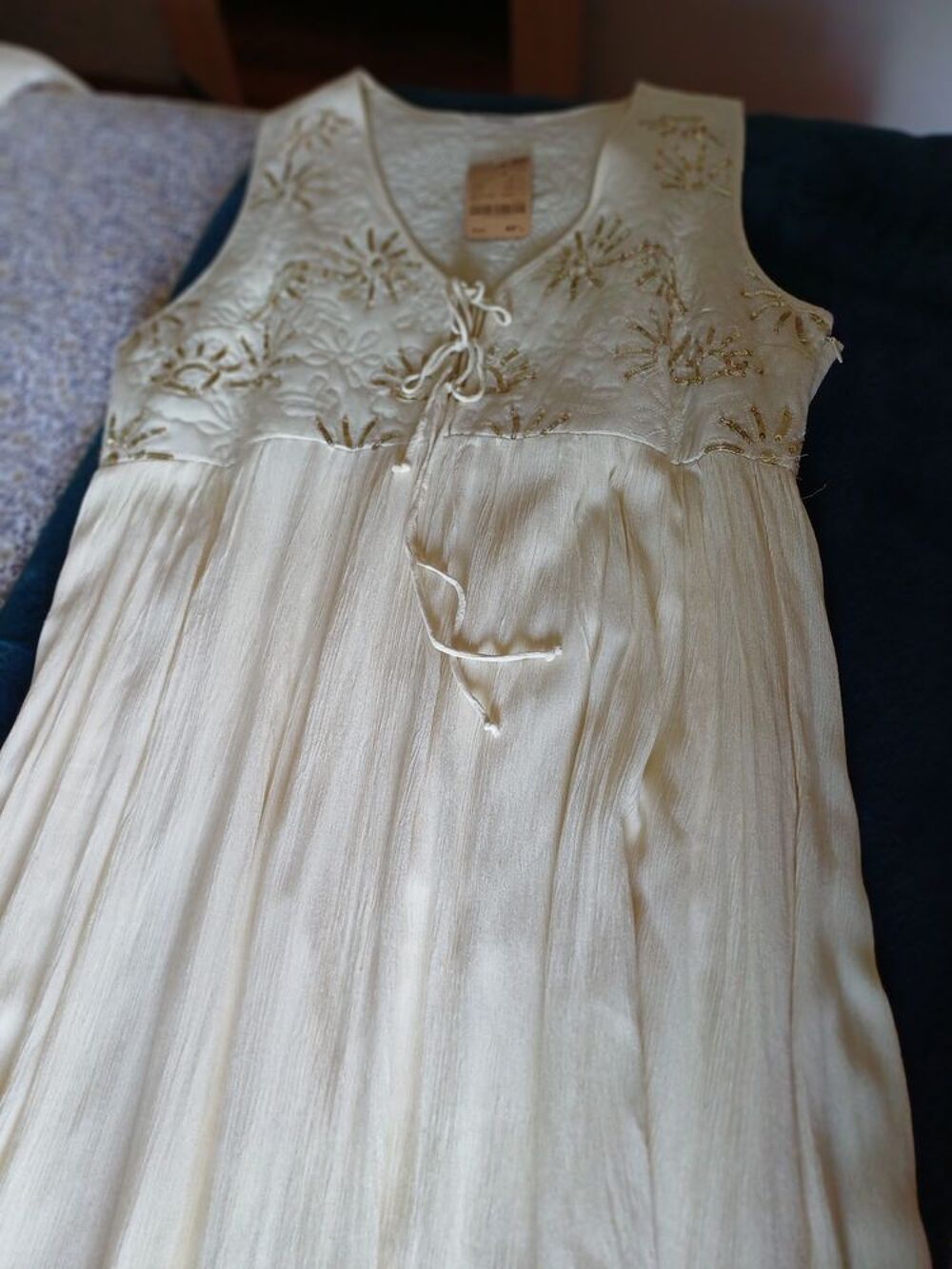 Tr&egrave;s jolie robe longue , neuve brod&eacute;e dor&eacute;, blanc cass&eacute; Vêtements