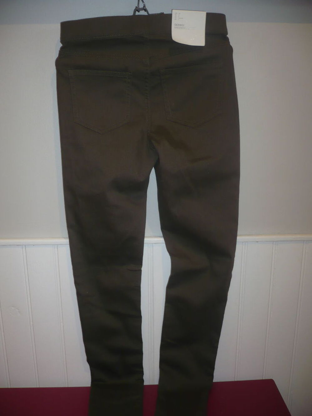 PANTALON NEUF TAILLE 34 Vêtements