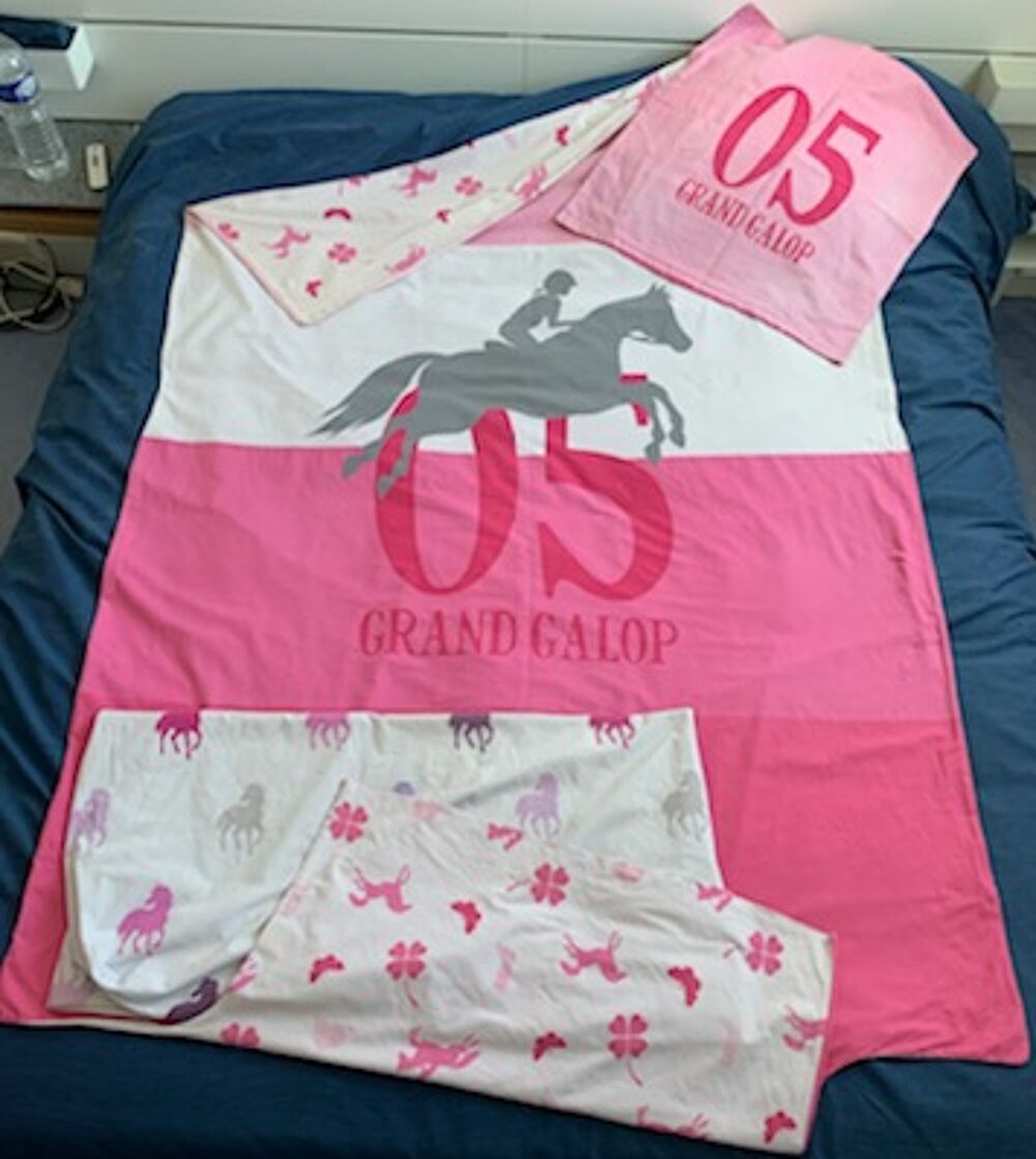 6 PARURES : Charlotte + Gd Galop + FOOT+ LONDRES + Huskie +. Mobilier enfants