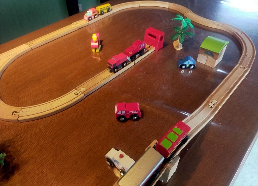 grand circuit en BOIS 62 pi&egrave;ces
Jeux / jouets