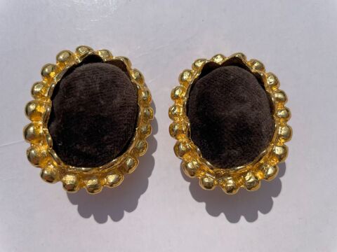 BO Clip ovale perl� cabochon velours marron C.Lacroix 145 Vigneux-sur-Seine (91)