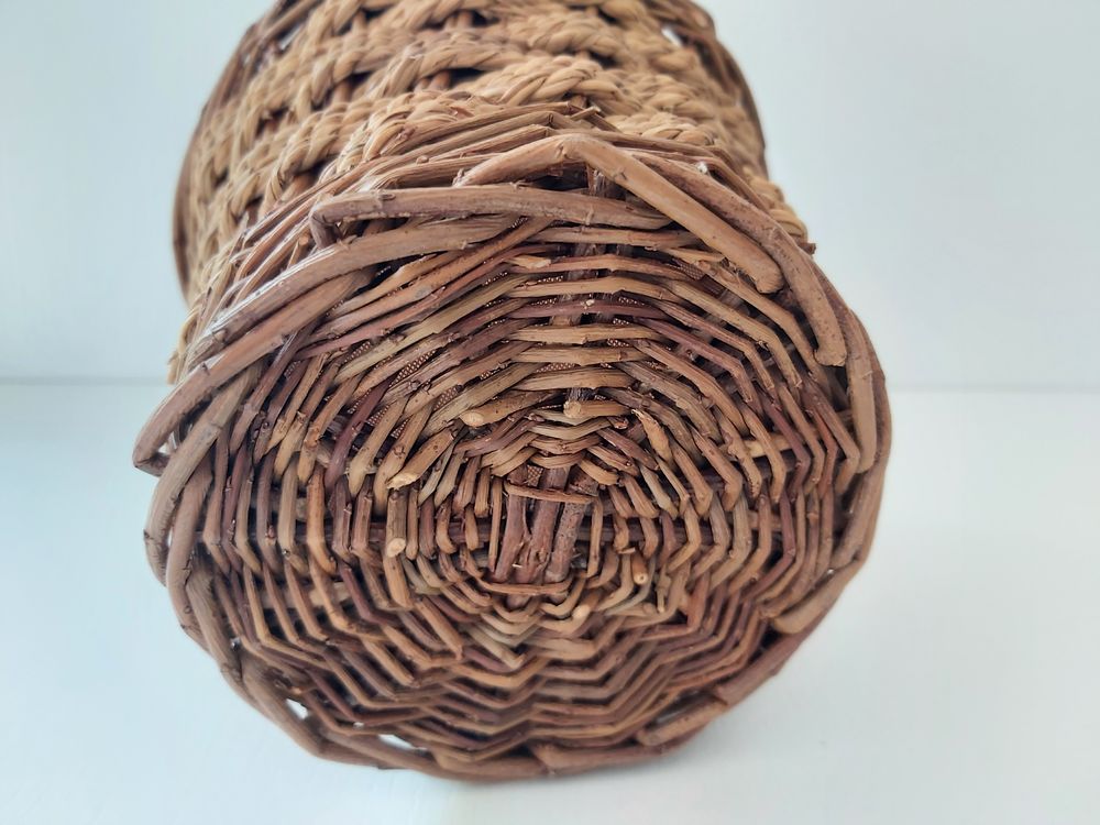 Petite corbeille ou panier en osier. Jardin