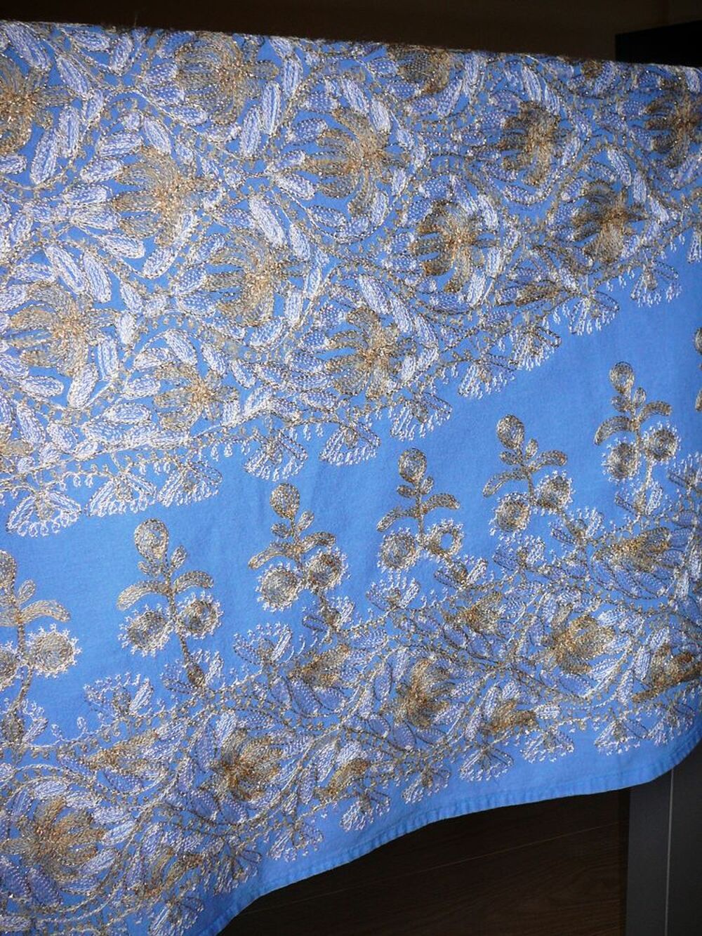 NAPPE RONDE &Oslash; 200 BLEU CIEL BRODEE BLANC &amp; OR + 8 SERVIETTES Dcoration