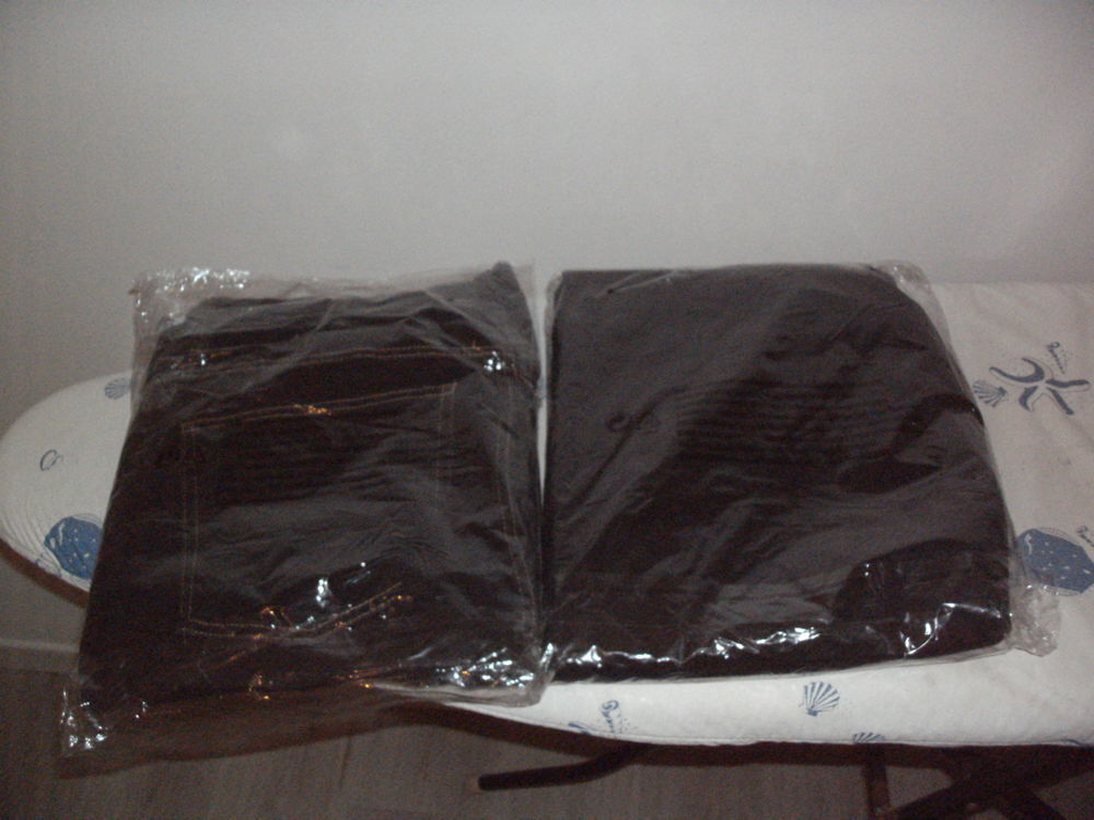 2 jeans couleur noir 
tout neuf jamais servi Vêtements