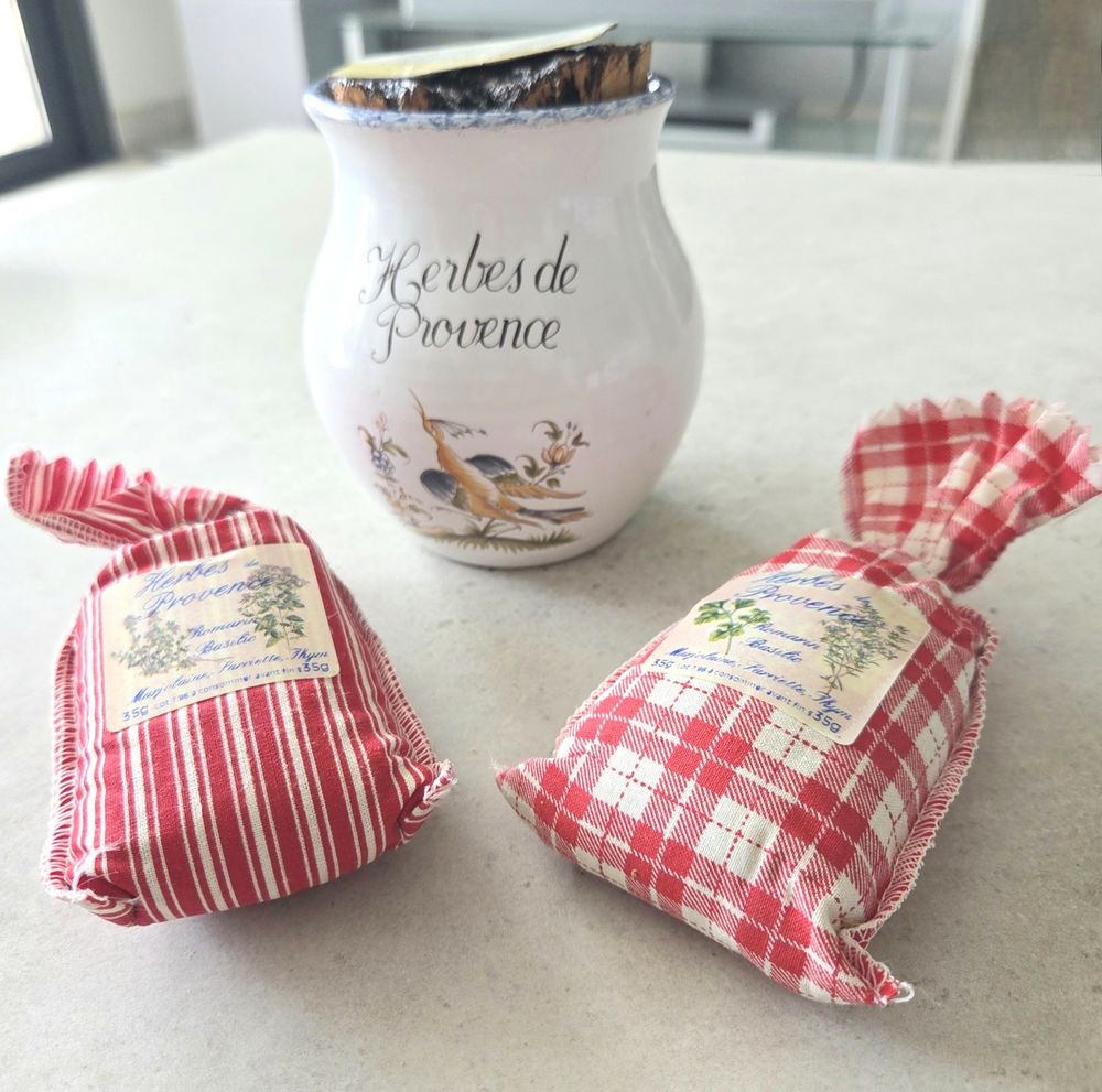 Pot avec des herbes de Provence: NEUF Cuisine
