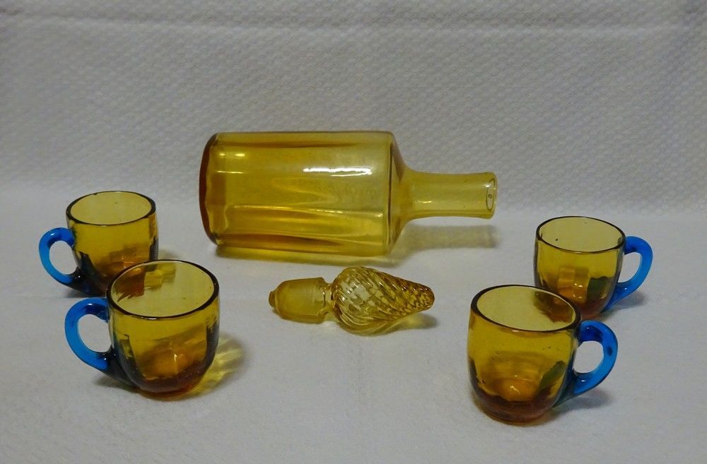 Tr&egrave;s joli service &agrave; liqueur XIXe en verre de couleur marron Décoration