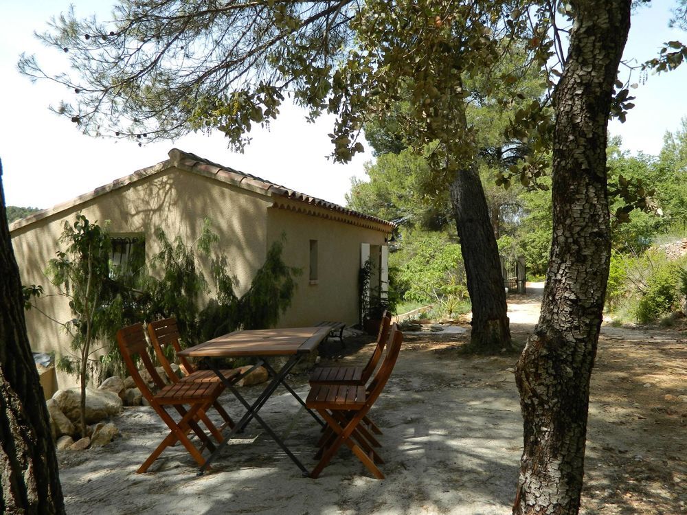   maisonnette de charme dans le site de la Sainte Victoire Vacances  / Offres de location 