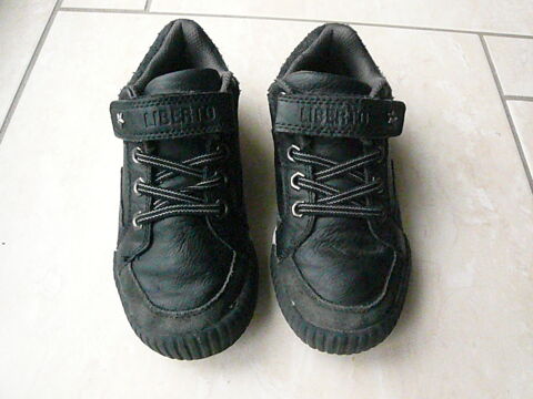 Chaussures basses noires ? Pointure 31 5 Franqueville-Saint-Pierre (76)