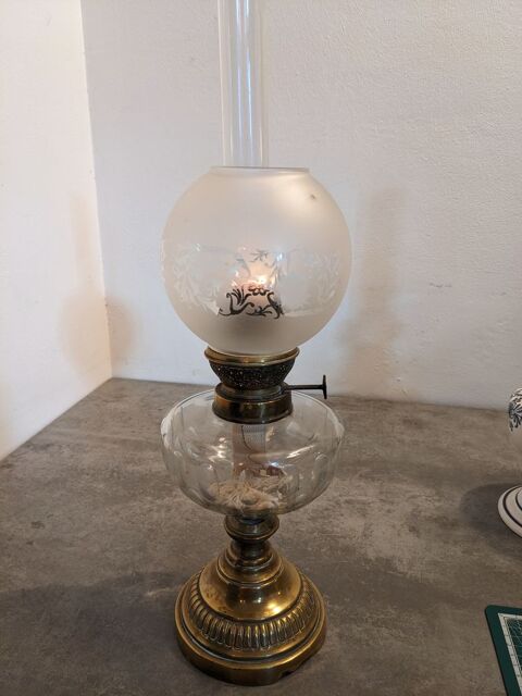 Grande lampe � p�trole a globe �poque Napol�on III verre ou  65 Marseille 13 (13)